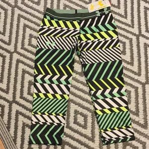 Girls NWT under armor Capri dri fit sz large
